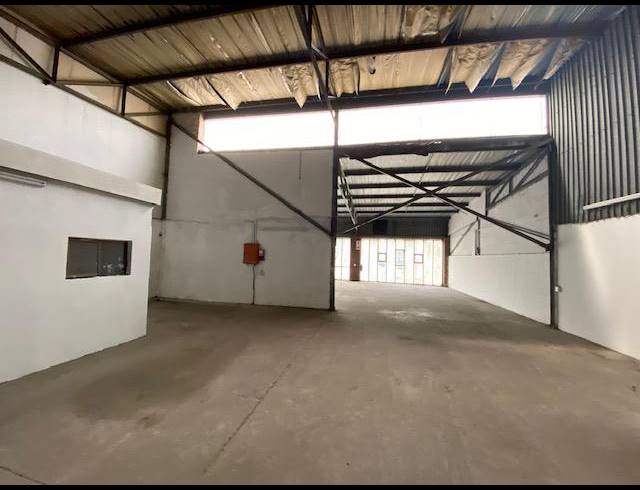 330M² WAREHOUSE TO LET IN BRIARDENE